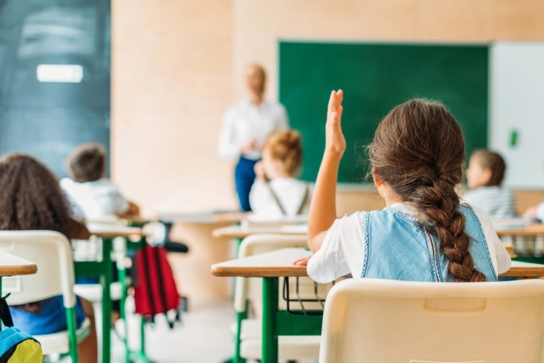 Sancionada lei que reajusta piso salarial dos professores da educação básica para R$ 5,1 mil  Fonte: Agência Câmara de Notícias.