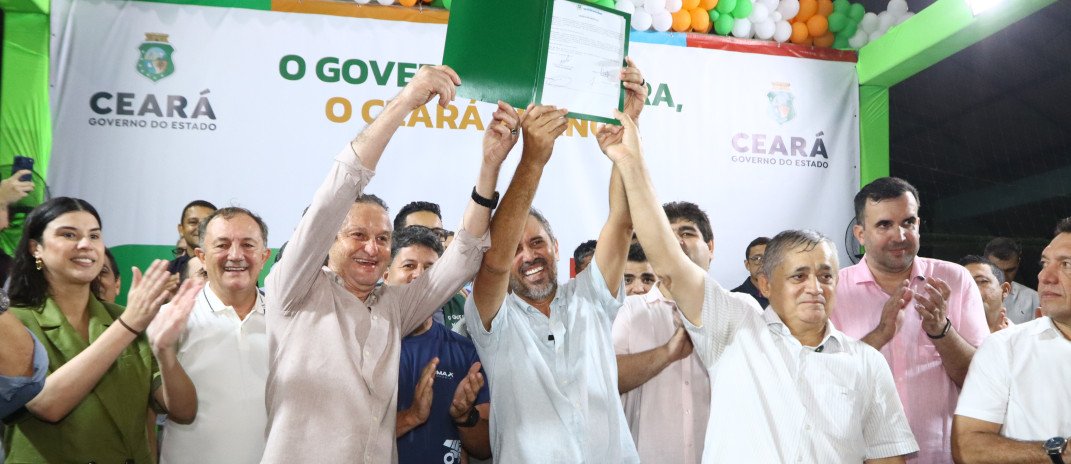 Quixeramobim: Governo do Ceará entrega tratores, sistemas de dessalinização e autoriza obras do campus da Uece e três estradas.